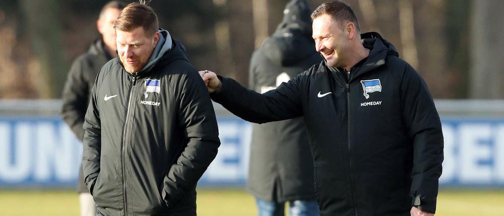 Lachen hilft auch in schwierigen Zeiten. Pal Dardai (r.) und sein Assistent Andreas "Zecke" Neuendorf stehen bei Hertha BSC vor einer anspruchsvollen Aufgabe.