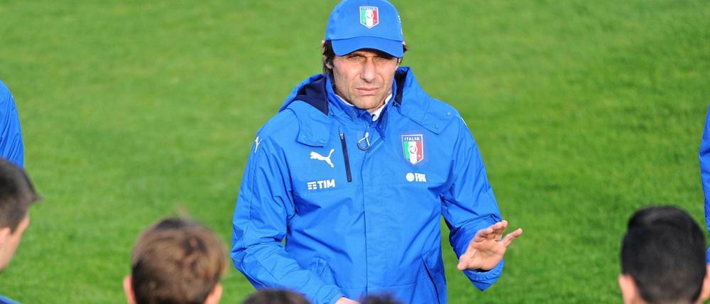Reden ist ja immer Gold in Italien. Antionio Conte bei der Mannschaftsansprache. 22.03.2016   IMP_B_AGENTUR_DPAepa05226014 Italy's head coach Antonio Conte speaks to players during a training session at Coverciano Sports Center in Florence, Italy, 22 March 2016. Italy will play two international friendly matches against Spain on 24 March, and against Germany on 29 March. EPA/MAURIZIO DEGL'INNOCENTI +++(c) dpa - Bildfunk+++