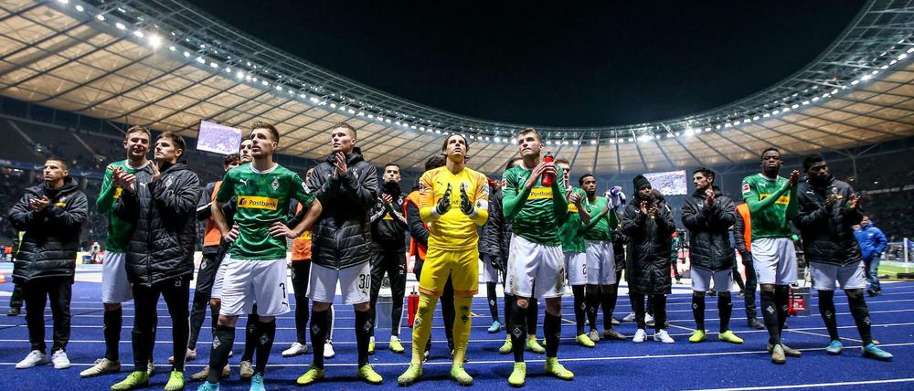 Applaus, Applaus. Die Spieler von Borussia Mönchengladbach zeigen sich in Zeiten der Krise solidarisch mit den normalen Angestellten ihres Vereins.