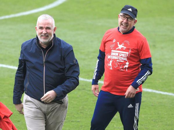 Trainer Urs Fischer (rechts) und Präsident Dirk Zingler nach dem Sieg gegen Leipzig. 