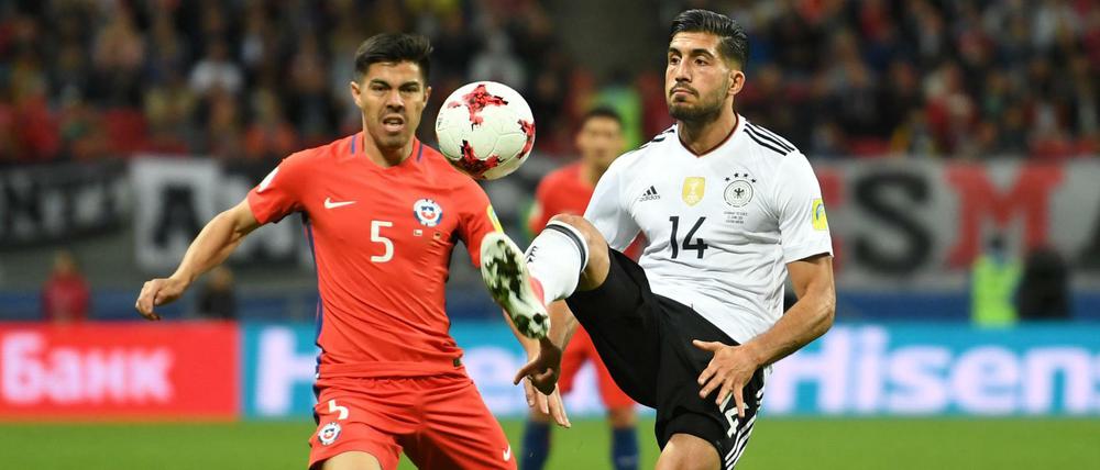 Stilistisch anspruchsvoll: Deutschlands Emre Can (r) im Spiel gegen Chile. 