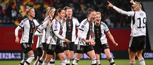 In Rostock gewannen die deutschen Frauen zuletzt 3:0 gegen Dänemark, mehr als vier Millionen Menschen schauten im ZDF zu.