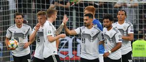 So wünscht es sich der Teammanager. Deutschlands Spieler klatschen beim 8:0-Sieg gegen Estland ab.