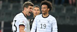Immer raus mit dem Frust. Nach vier Unentschieden hintereinander hatten Thomas Müller (l.) und die Deutschen gegen Italien mal wieder was zu feiern.