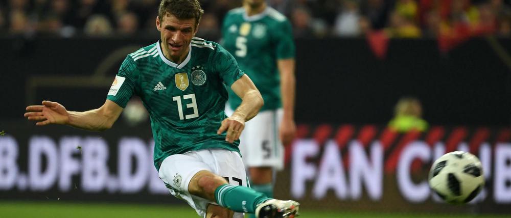 Neu im Repertoire. Thomas Müller probierte sich gegen Spanien mit Erfolg als Tipp-Kick-Spieler.