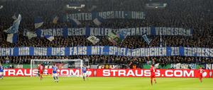 Auch auf Schalke kritisierten Fans den DFB am Dienstag beim Pokal-Spiel gegen den FC Bayern mit Plakaten. 