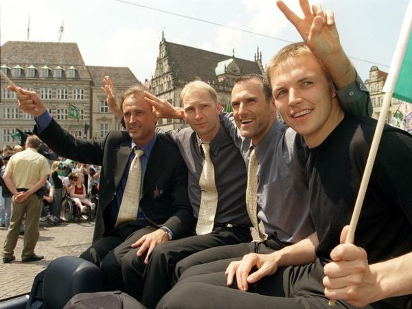 Schöne Krawatten. Nach dem Pokalsieg 1999 ziehen Frank Rost, Dieter Eilts, Andree Wiedener und Dieter Burdenski (Torwart-Trainer) (v. r.) durch Bremen.