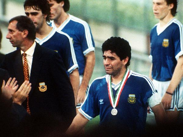 Diego leiden sehen. Unser Autor war im Juli 1990 im Olympiastadion von Rom Augenzeuge, wie Maradona sich mit Silber begnügen musste.