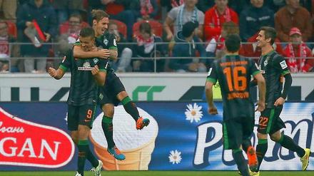 Spiel gedreht: Zwei Tore von Franco Di Santo (l.) brachten den Sieg beim Debüt des neuen Werder-Trainers Viktor Skripnik.