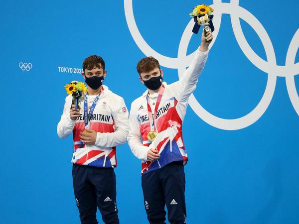 Tom Daley (links) und Matty Lee haben bei den Olympischen Spielen Gold im Synchronspringen vom 10-Meter-Brett gewonnen.