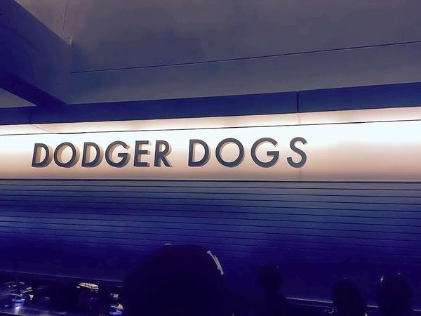 Hier zu haben. Die berühmten "Dodger Dogs".