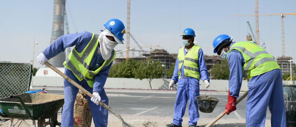 Die Arbeiter in Katar leiden unter der Hitze und leben auch sonst unter unwürdigen Bedingungen.