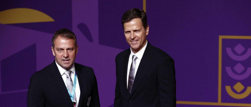 Bundestrainer Hansi Flick (l.) und Nationalmannschafts-Direktor sind zufrieden mit der Auslosung.