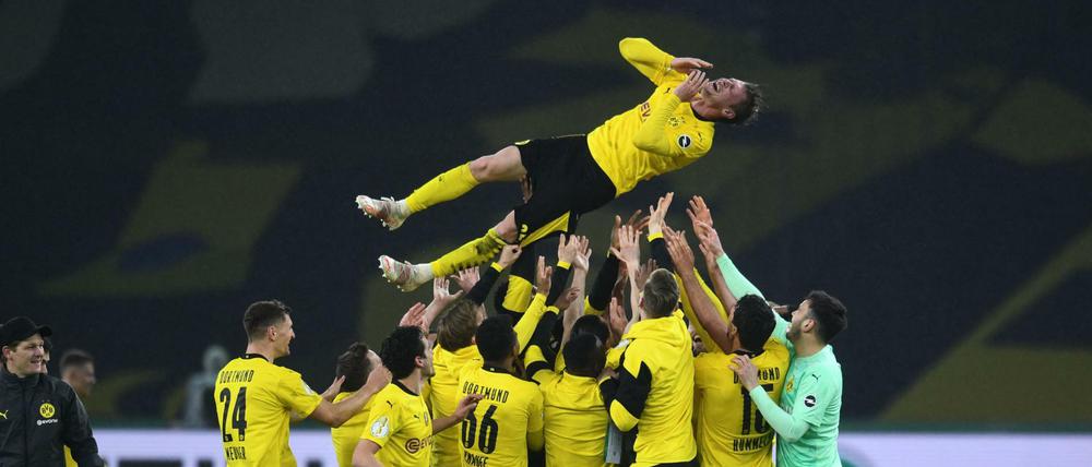 Hoch soll er leben. Die Dortmunder feiern Lukasz Piszczek nach dem Pokalsieg gegen Leipzig.