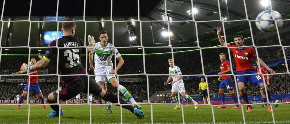 Tor von Julian Draxler. Der Wolfsburger Neuzugang trifft in dieser Szene zum 1:0.