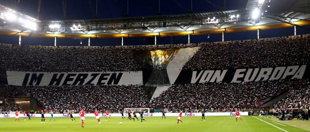 Schwarz und Weiß: Die Fans von Eintracht Frankfurt haben sich in der letzten Saison europaweit einen Namen gemacht.