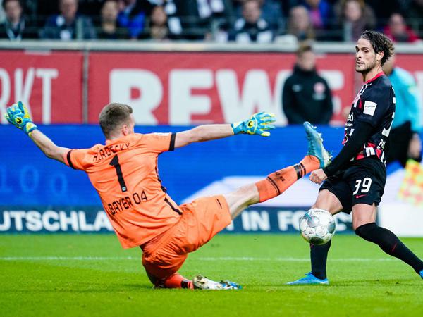 Locker und leicht. Paciencia im Duell gegen den bemitleidenswerten Leverkusener Torwart Lukas Hradecky.