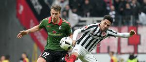 Für Omar Mascarell und seine Frankfurter läuft es seit Wochen nicht mehr. Gegen den SC Freiburg (rechts Janik Haberer) unterlag die Eintracht 1:2.
