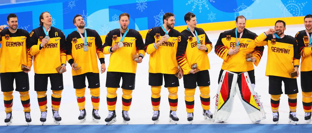 Dann doch. Die Spieler aus Deutschland feiern die Silbermedaille.