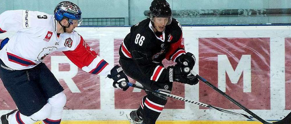 Den Eisbären um James Sharrow (l.) droht in der Champions Hockey League ein frühes Ausscheiden.