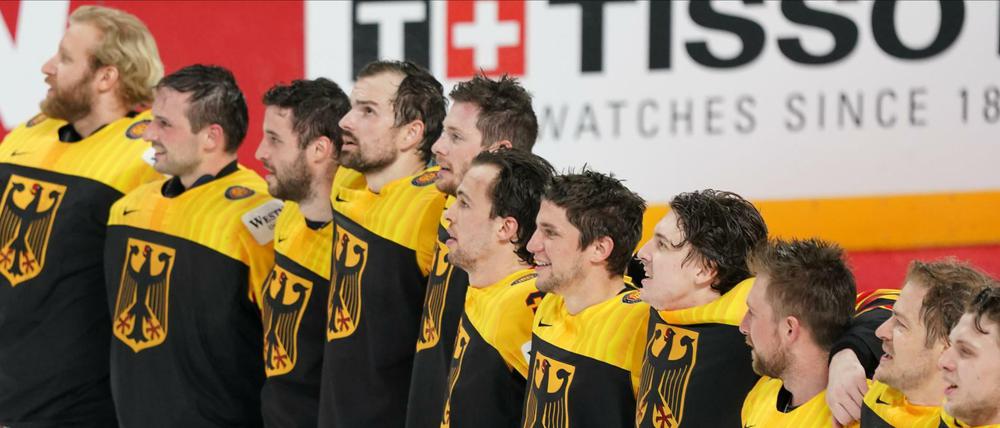Die Deutsche Mannschaft wartet nach dem Erfolg gegen Kanada gemeinsam auf die Siegerehrung. 