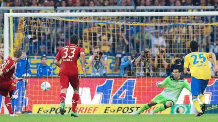 Bastian Schweinsteiger verwandelt den zweiten Elfmeter für Bayern. Damit war schon frühzeitig alles klar beim Pokal-Gastspiel in Braunschweig.