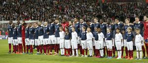 Marseillaise im Wembley-Stadion. Alle Spieler beider Teams stellten sich vor Anpfiff auf und sangen gemeinsam mit dem Publikum die französische Nationalhymne.