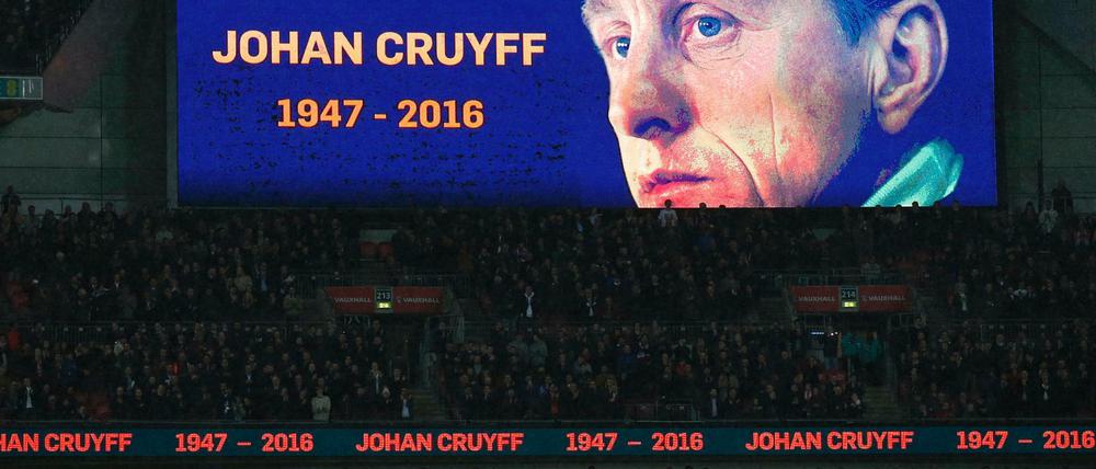 Beim Länderspiel der Niederlande gegen England wurde um das verstorbene Fußball-Idol Johan Cruyff getrauert.