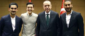 Ein Bild mit Folgen. Ilkay Gündogan (l.) und Mesut Özil neben dem türkischen Präsidenten Erdogan.