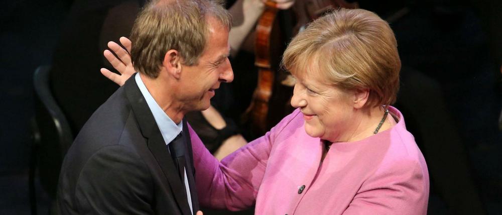 Weißt du noch, das Sommermärchen? Angela Merkel und Jürgen Klinsmann teilen Erinnerungen. 
