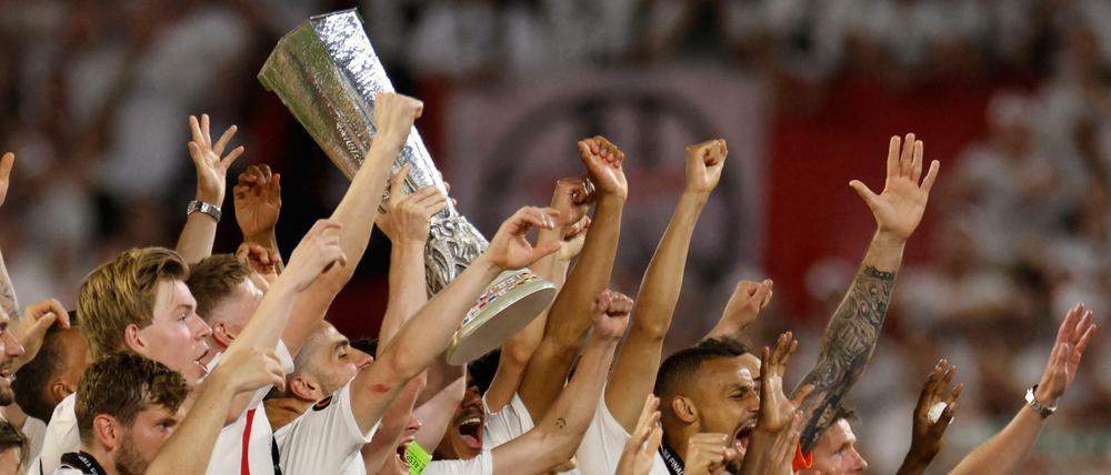 Die Mannschaft von Eintracht Frankfurt reckt die Europa-League-Trophäe in die Luft.