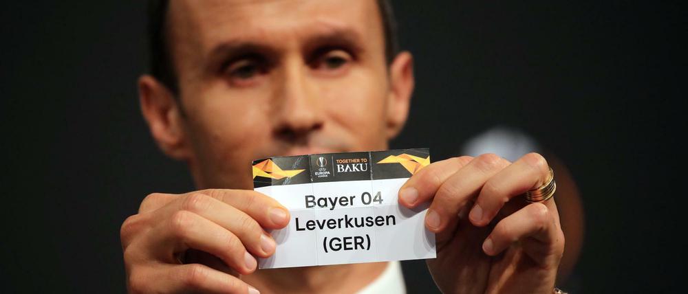 Eurpa-League-Botschafter Ricardo Carvalho zieht das Los für Bayer Leverkusen bei der Auslosung des Sechzehntelfinales der Europa League. 