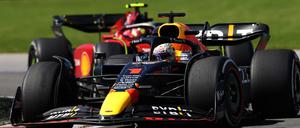 Max Verstappen im Red Bull vor Ferrari, diesmal allerdings Carlos Sainz.