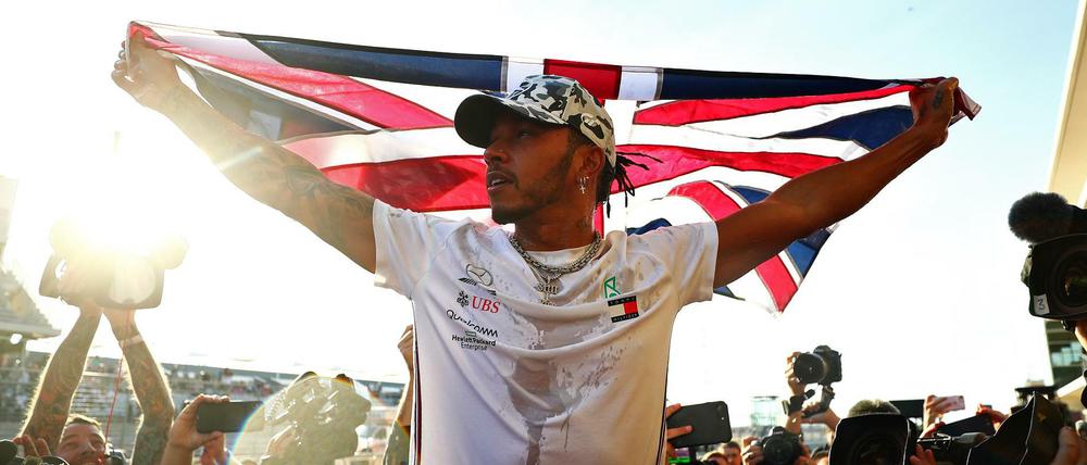 All eyes on me. Lewis Hamilton genießt den Moment des erneuten Triumphes.