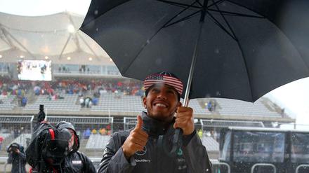 Lachen im Regen: Lewis Hamilton steht vor seinem nächsten WM-Triumph in der Formel 1.