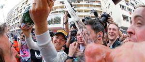 Einen Lottogewinn feiert man ja auch: Nico Rosberg begießt seinen glücklichen Sieg beim Großen Preis von Monaco.