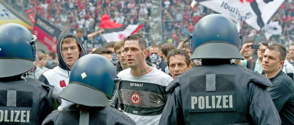 Konfrontation zwischen Polizei und Anhängern von Eintracht Frankfurt im April 2012.