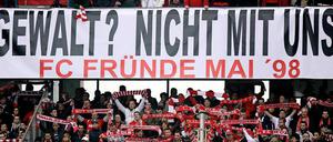 Die Anhänger des 1.FC Köln positionierten sich mehrfach gegen Gewalt aus ihren Reihen, wie am 10.03.2012 vor dem Spiel gegen Hertha BSC - dennoch scheinen auch sie machtlos, wenn chaotische Anhänger ihres Vereins zu Gewalt greifen.