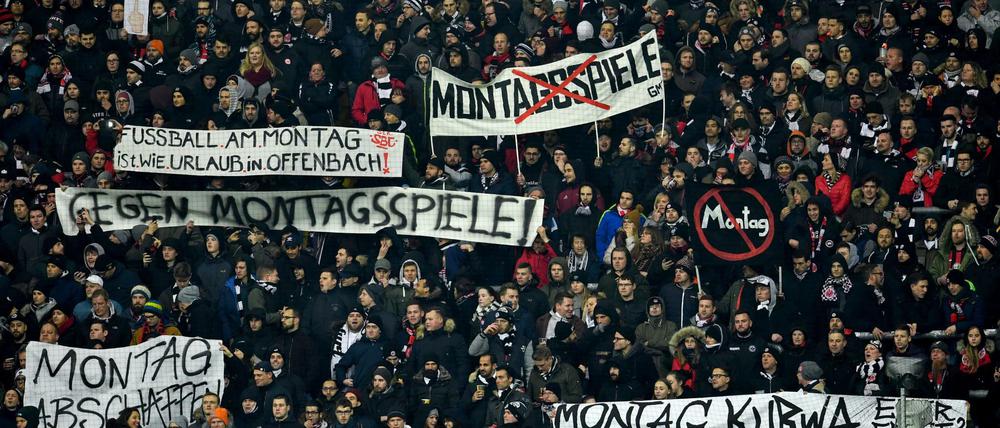 Fans von Eintracht Frankfurt halten zu Spielbeginn der Partie gegen Leipzig Plakate als Protest gegen das Montagsspiel hoch. 