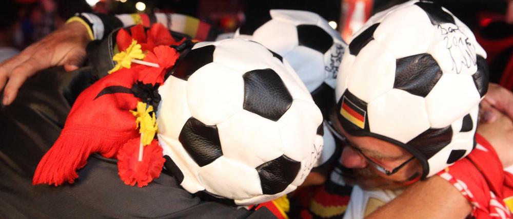Leidende Fans nach der Niederlage Deutschlands gegen Frankreich.