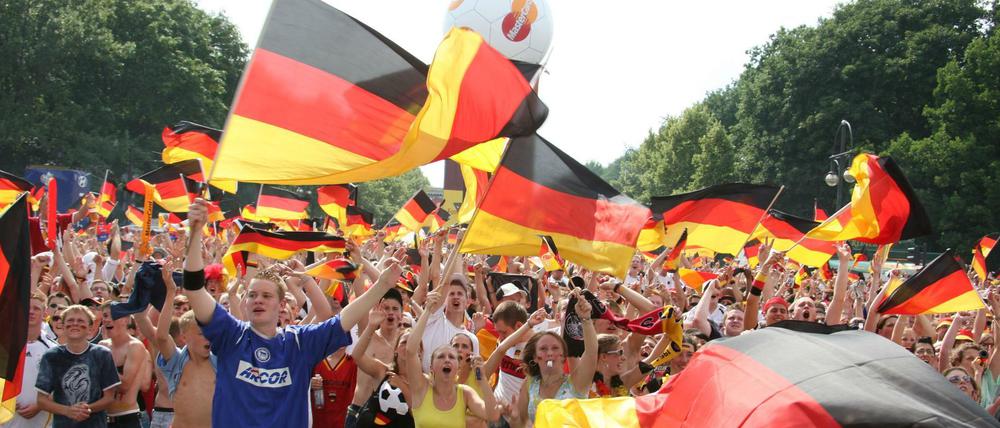 Fußballfans auf der Berliner Fanmeile am Brandenburger Tor nach dem Sieg gegen Ecuador bei der WM 2006. 