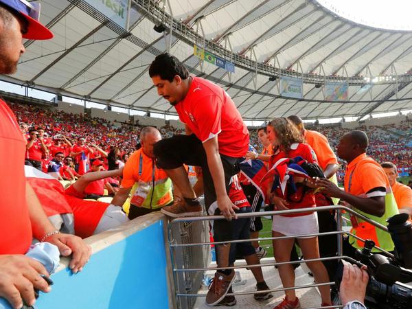 Turbulentes Training: Ordner im Maracana-Stadion drängen die chilenischen Fans zurück auf die Tribüne.