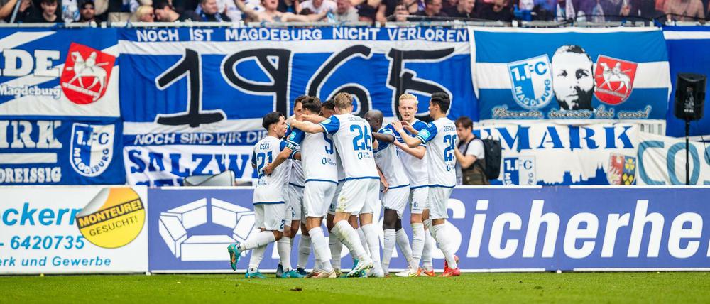 Der 1. FC Magdeburg jubelt über den Meistertitel in der Dritten Liga und schafft den Wiederaufstieg.