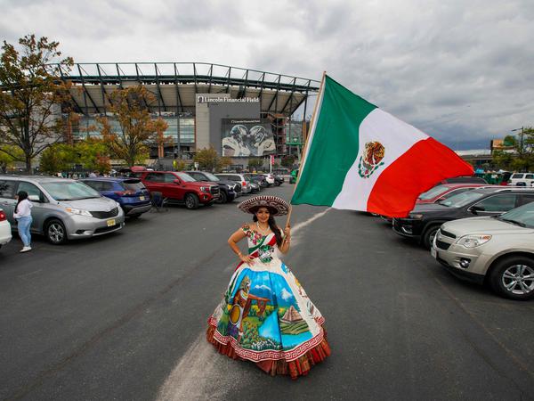Ein mexikanischer Fan hält eine mexikanische Nationalflagge vor dem Stadion Lincoln Financial Field vor dem internationalen Freundschaftsspiel zwischen Deutschland und Mexiko in Philadelphia.