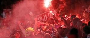 Feuerwerkskörper im Stadion - nun ermittelt die Uefa