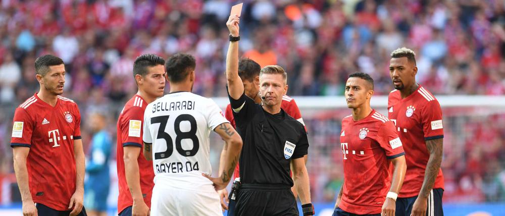 Rot und runter. Wegen seiner Attacke gegen Bayern Münchens Rafinha (am Boden) muss Karurim Bellarabi länger aussetzen.