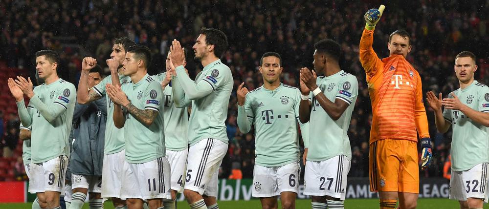Die Bayern bedanken sich nach dem 0:0 bei den mitgereisten Fans.