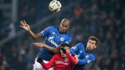 Augen zu uuuund. Schalke Naldo (l) und Leon Goretzka (r) und Aymane Barkok von Frankfurt versuchen an den Ball zu kommen. 