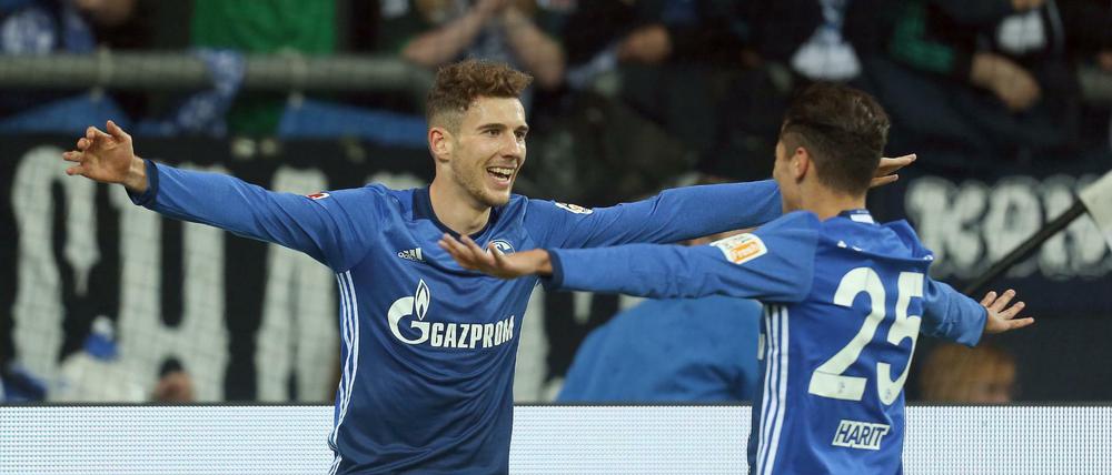 Leon Goretzka (l) und Amine Harit von Schalke bejubeln das 1:0 gegen Mainz.