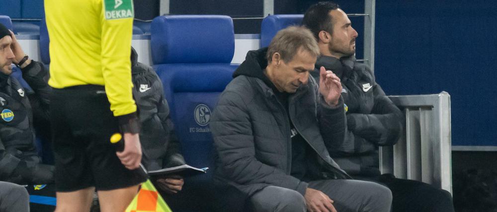 Hilfe. Jürgen Klinsmann und sein Co-Trainer Alexander Nouri (rechts), hier beim Pokalspiel beim FC Schalke. 